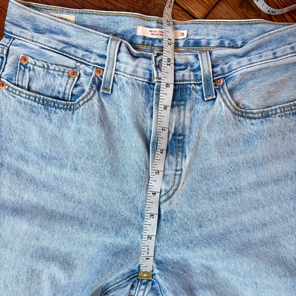 Levi's Wedgie Straight Light Wash Ankle Jeans - Picture 11 of 13